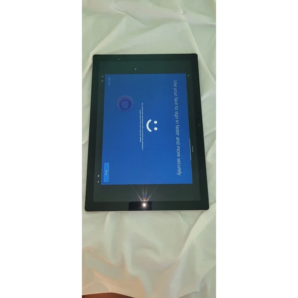Microsoft Surface Pro 5 128gb (cracked screen on the side), 100% working